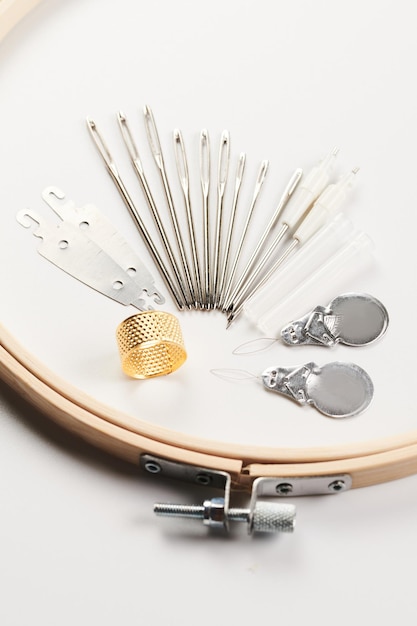 Kolorowe nici i tamborek